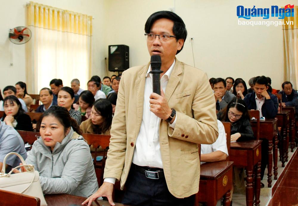 Phó Hiệu trưởng Trường THPT - DTNT tỉnh Nguyễn Trà nêu ý kiến tại buổi tiếp xúc cử tri.