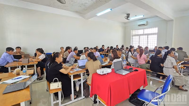 Cán bộ, giáo viên các trường tiểu học sôi nổi tham gia tập huấn. ndo_br_gen-n-a2.jpg