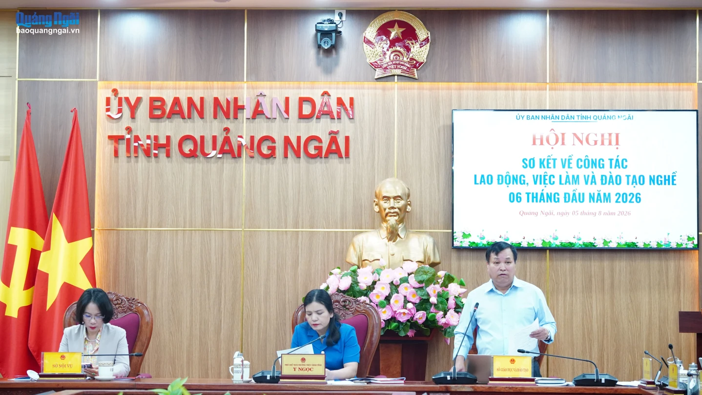 Đại diện lãnh đạo Sở GD&ĐT phát biểu tại hội nghị.