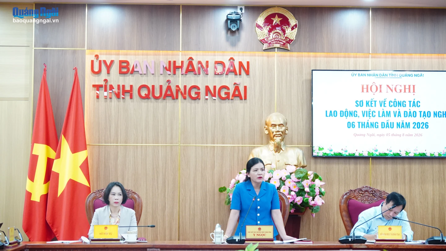 Ủy viên Ban Thường vụ Tỉnh ủy, Phó Chủ tịch Thường trực UBND tỉnh Y Ngọc phát biểu tại hội nghị.