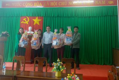 Sở Giáo dục và Đào tạo thăm, tặng quà Tết xã Sơn Bao, huyện Sơn Hà
