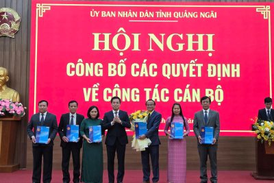 Trao quyết định về vông tác cán bộ của UBND tỉnh Quảng Ngãi