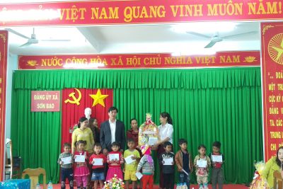 Sở Giáo dục và Đào tạo thăm, tặng quà tết cho học sinh nghèo xã Sơn Bao