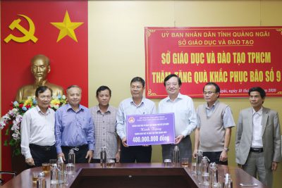 Ngành giáo dục Thành phố Hồ Chí Minh trao quà tại Quảng Ngãi