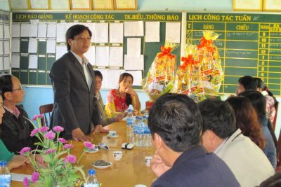 Sở Giáo dục và Đào tạo thăm và tặng quà tết cho học sinh nghèo xã Sơn Bao, huyện Sơn Hà