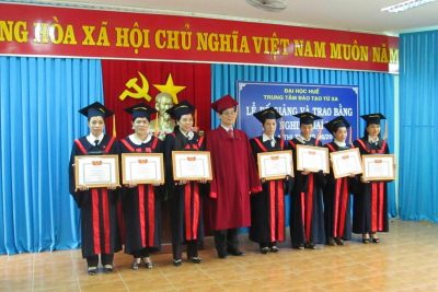 Đại học Huế trao bằng tốt nghiệp cho sinh viên Đại học hình thức từ xa Quảng Ngãi