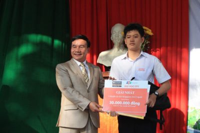 Trao giải cuộc thi “Why 10.000 FPTU-ers” cho học sinh trường Lê Khiết