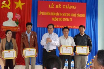 Tổng kết khoá học lớp bồi dưỡng tiếng H’ re cho cán bộ, giáo viên, nhân viên trường THCS DTNT Ba Tơ