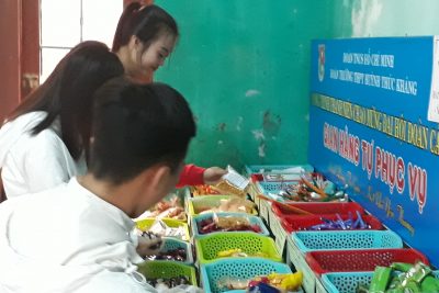 Gian hàng tự phục vụ ở Trường THPT Huỳnh Thúc Kháng: Việc làm hay, ý tưởng tốt